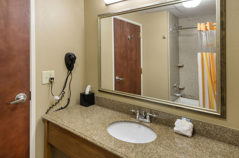 Bathroom 5, La Quinta Inn & Suites by Wyndham Boone University, Watauga