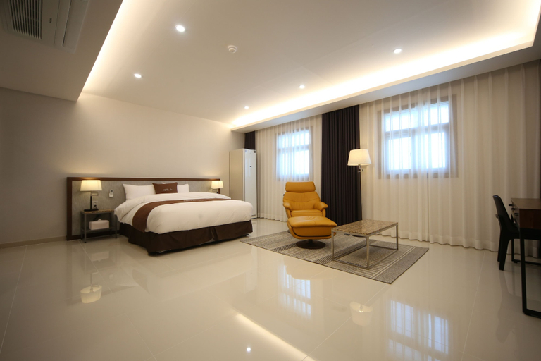 Bedroom 1, Hotel J's, Gumi