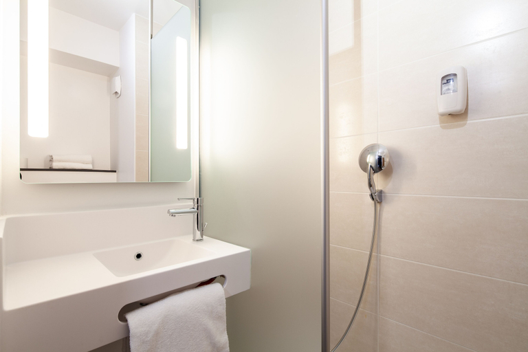 Bathroom 5, B&B HOTEL Dunkerque Centre Gare, Nord