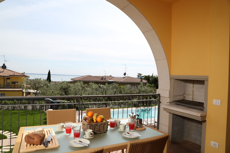 Exterior & Views 23