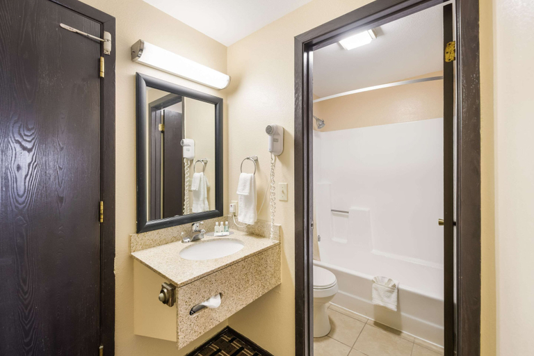 Bathroom 4, Quality Inn Clovis, Curry