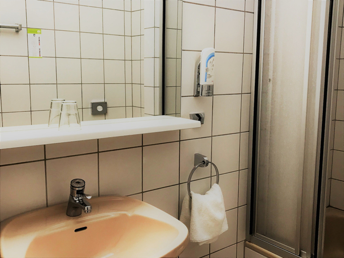 Bathroom 4, Senator Hotel, Bielefeld