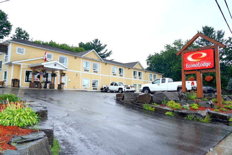Exterior & Views 2, Econo Lodge, Muskoka