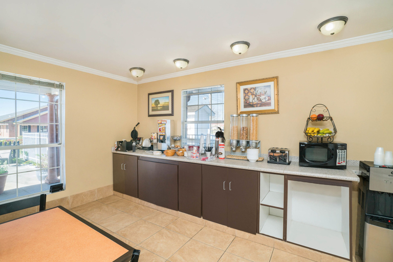 Food & Drinks 5, Travelodge by Wyndham Santee, Orangeburg
