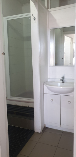 Bathroom 5, Queens Arms Hotel, Roma