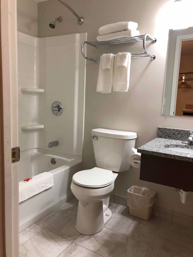 Bathroom 4, Econo Lodge Lakeview, Marquette