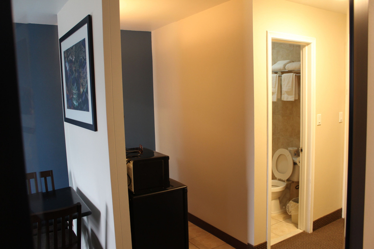 Bathroom 5, Econo Lodge, Greater Sudbury