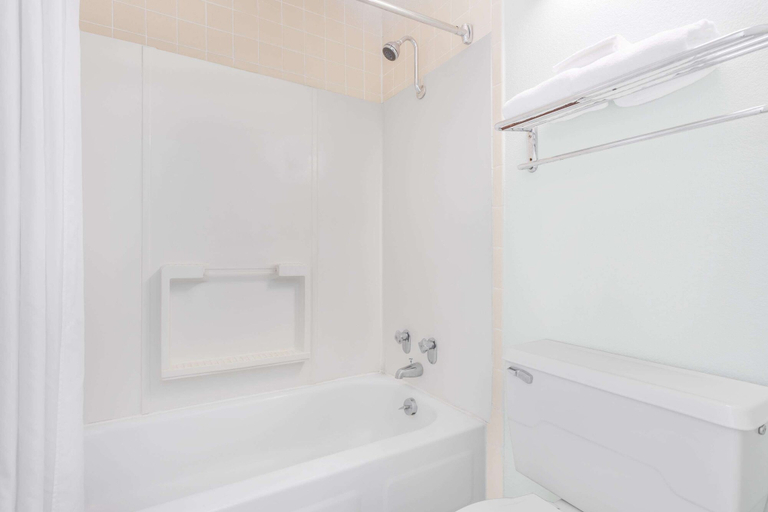 Bathroom 4, Days Inn by Wyndham Lavonia, Franklin