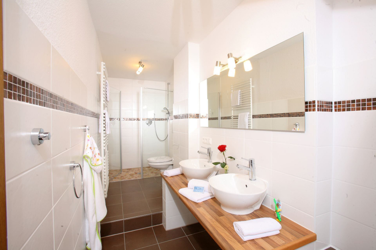 Bathroom 3, Landhotel Salmen, Ortenaukreis
