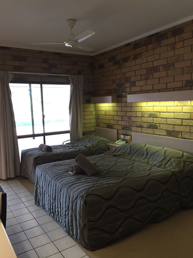 Bedroom, Boulder Opal Motor Inn, Winton