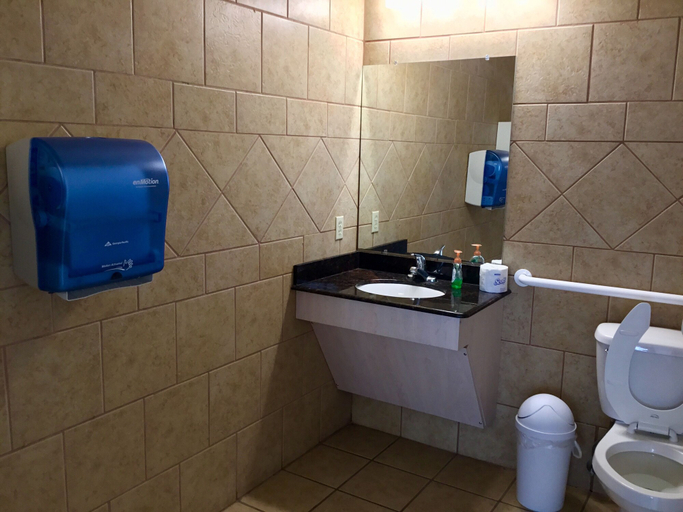 Bathroom 5, Days Inn by Wyndham Robstown, Nueces