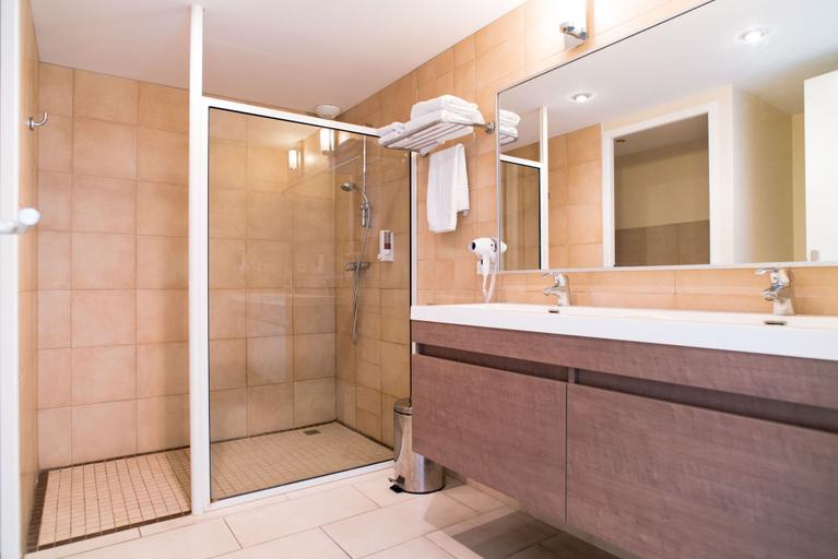 Bathroom 4, Allotel, Bouches-du-Rhône