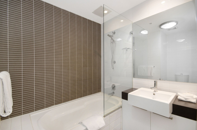 Bathroom 5, Dalgety Apartments, City