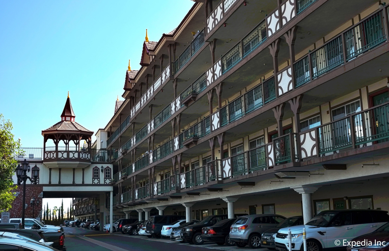 Exterior & Views 2, Anaheim Camelot Inn & Suites, Orange