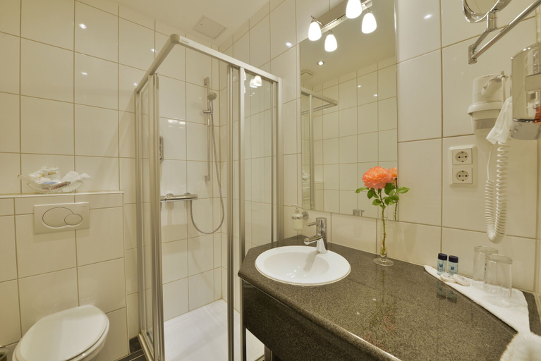 Bathroom 5, Hotel Restaurant Rosenhof, Kaiserslautern