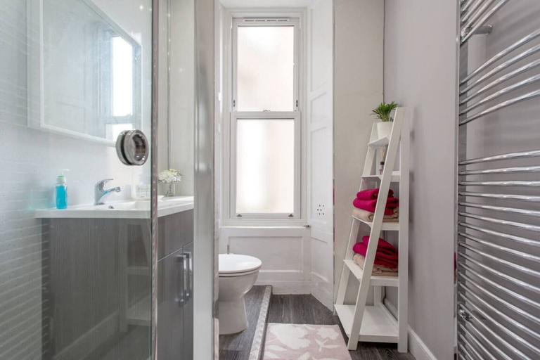 Bathroom 4, Stunning 2-bed Apartment in Central Edinburgh, Edinburgh