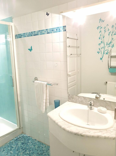 Bathroom, Les Filolies, Dordogne