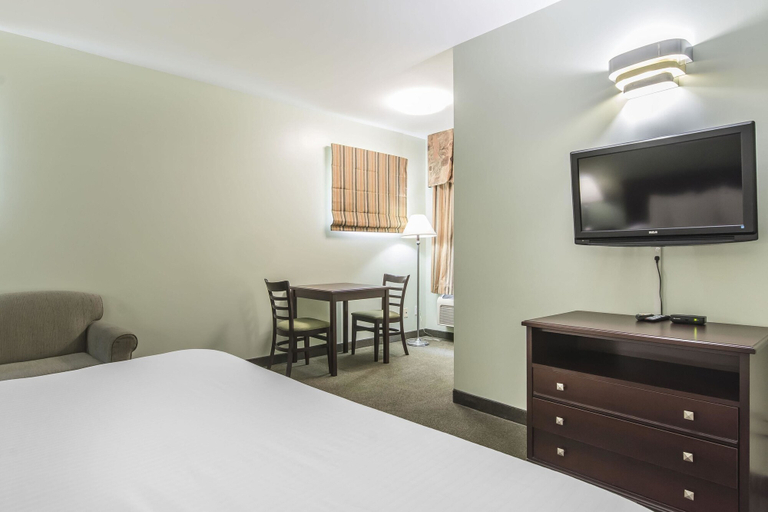 Bedroom 5, Econo Lodge Huntsville - Hunters Bay, Muskoka