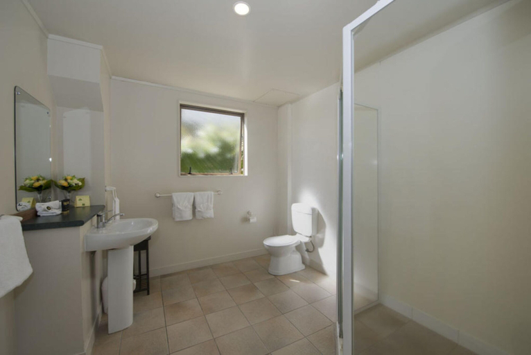 Bathroom 3, Lake Point Motel, Hamilton