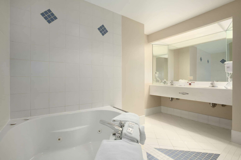 Bathroom 5, 41 Lakefront Hotel, Trademark Collection By Wyndham, Ontario