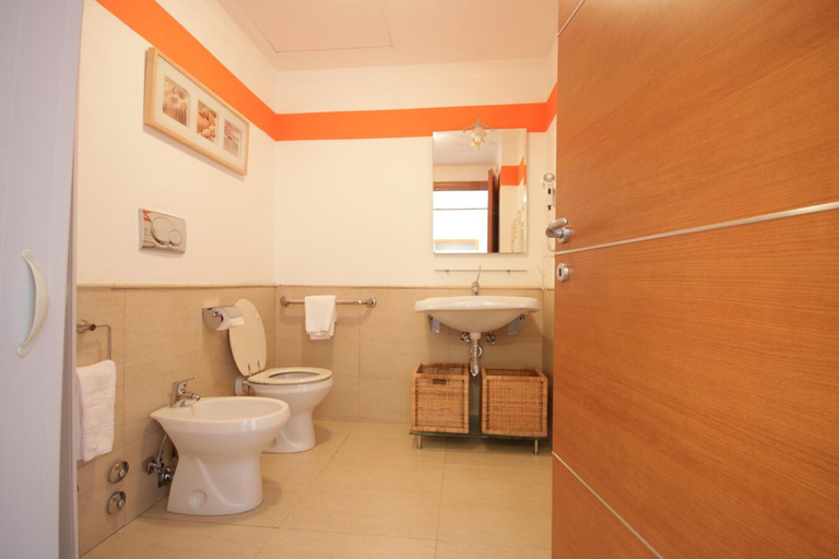 Bathroom 3, Della Piana Residence, Latina