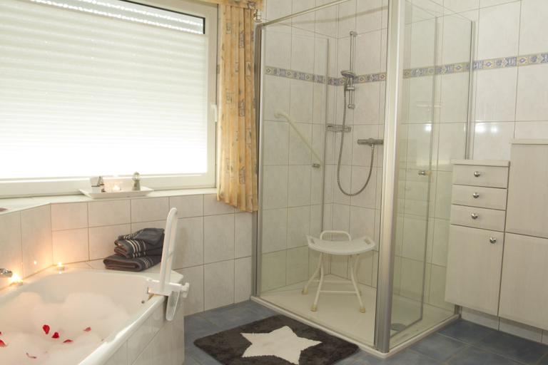 Bathroom 3, Haus Betty, Leer