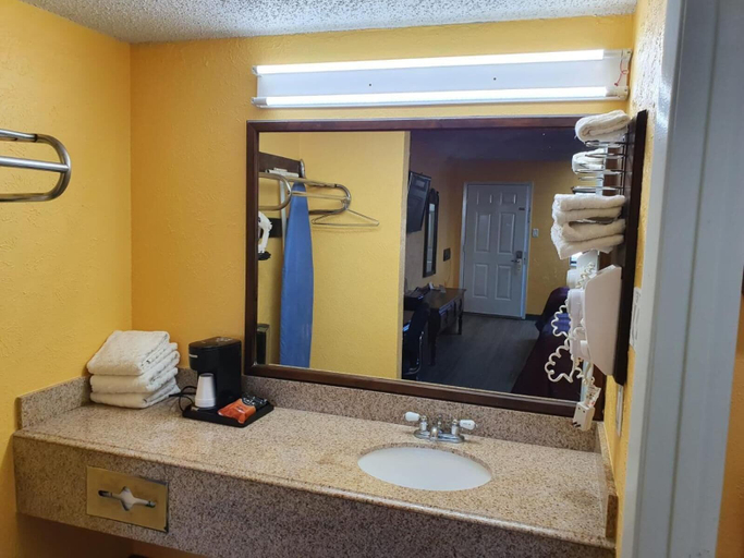 Bathroom 3, Chaparral Motel, Lavaca