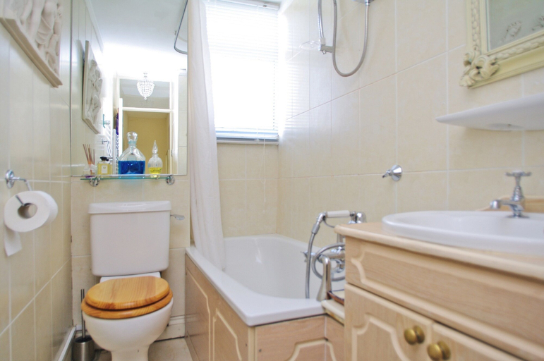 Bathroom, The London Agent West London Studios, London