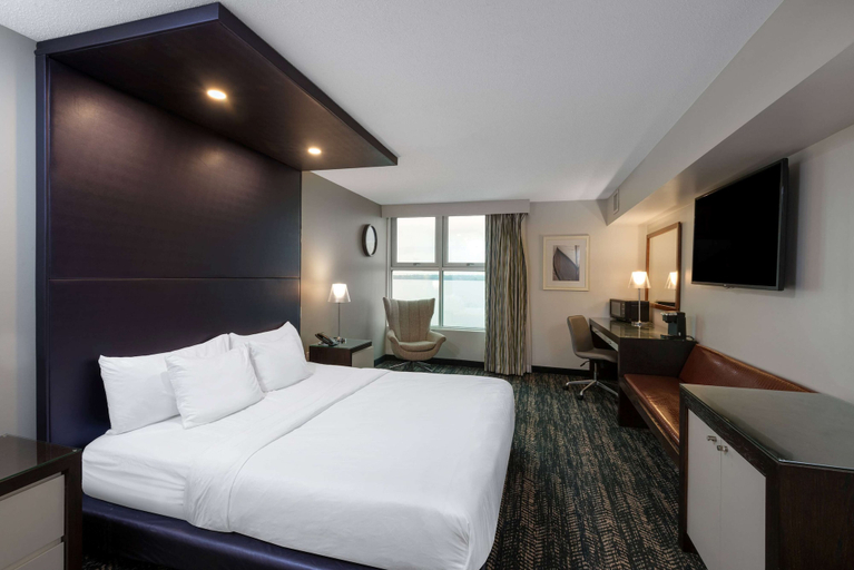 Bedroom 4, 41 Lakefront Hotel, Trademark Collection By Wyndham, Ontario