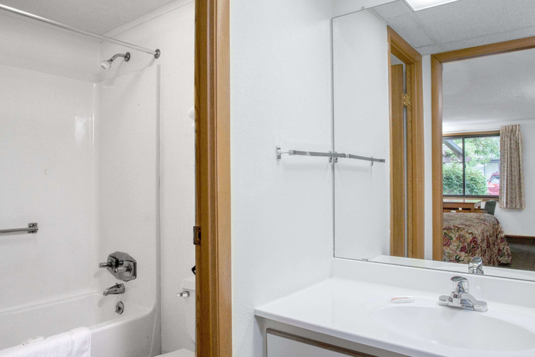 Bathroom 5, Knights Inn Pittston, Luzerne
