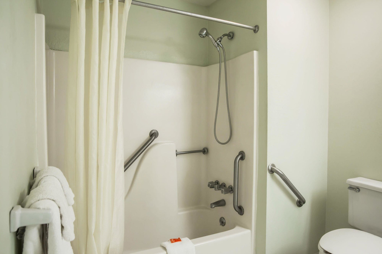 Bathroom 3, Econo Lodge Crystal Coast, Carteret