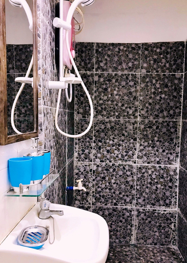 Bathroom 5, Lanzones Cabana, Mambajao