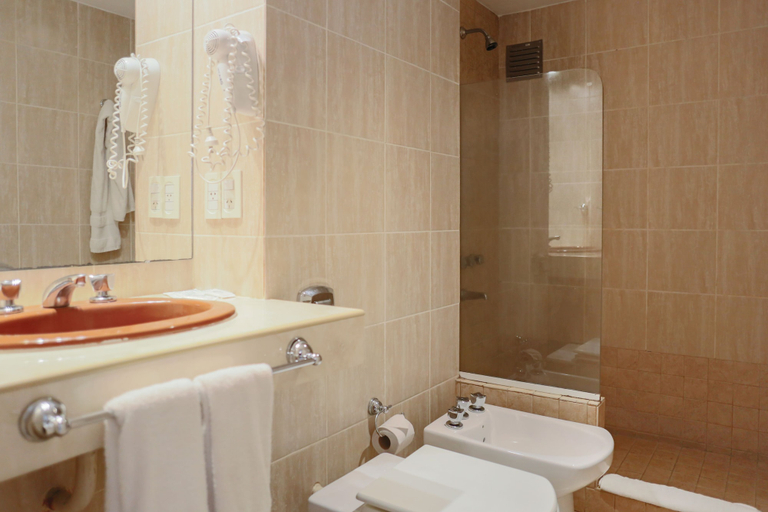 Bathroom 4, Julio Cesar Hotel, Capital