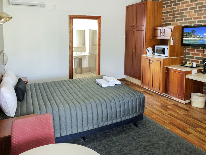 Bedroom 3, The Leeton Heritage Motor Inn, Leeton