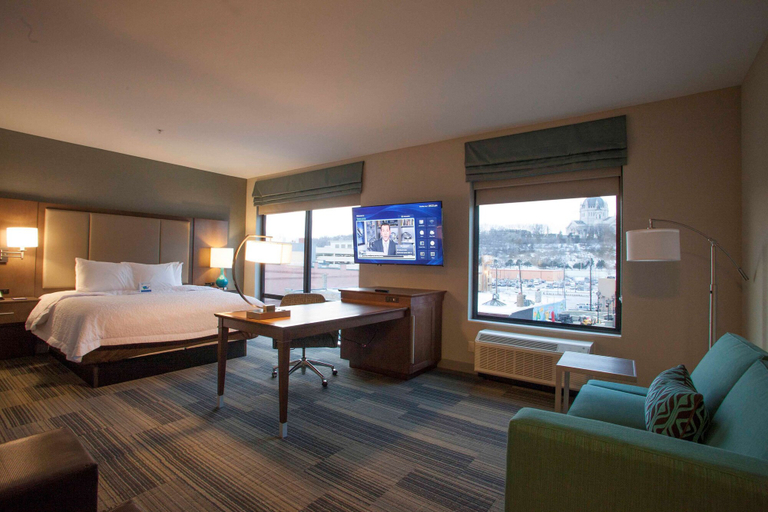 Bedroom 3, Hampton Inn & Suites Downtown St. Paul, Ramsey