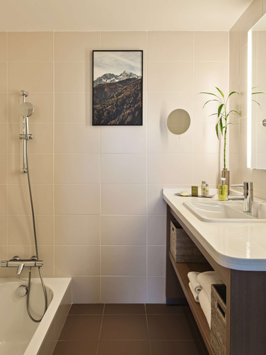 Bathroom 5, DoubleTree by Hilton Lyon Eurexpo, Rhône