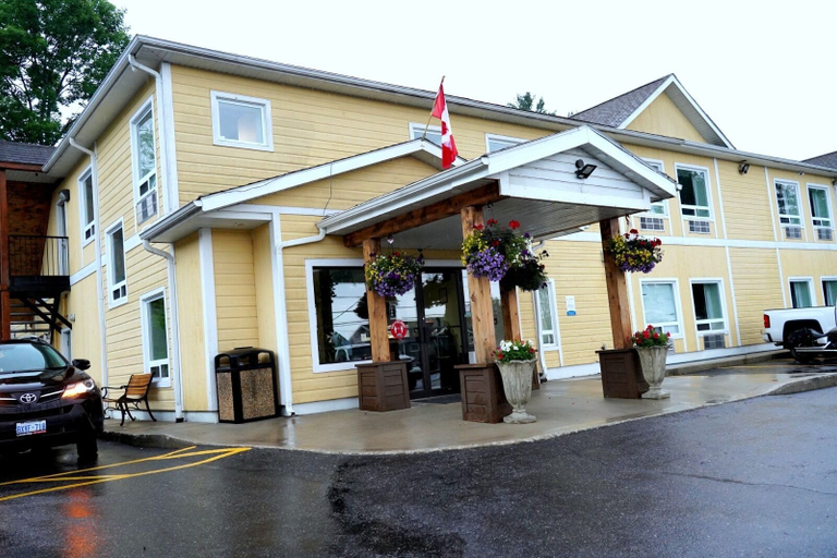 Exterior & Views 2, Econo Lodge, Muskoka