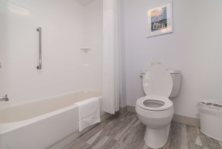 Bathroom 4, Hampton Inn Norwich, New London