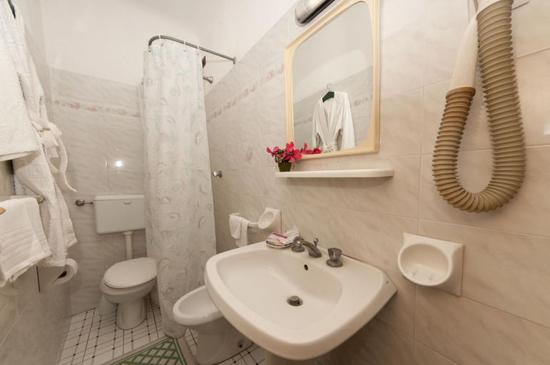 Bathroom 5, Hotel Villa Franca, Napoli