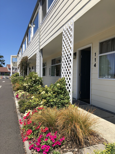 Exterior & Views 2, Super 8 by Wyndham Florence OR, Lane