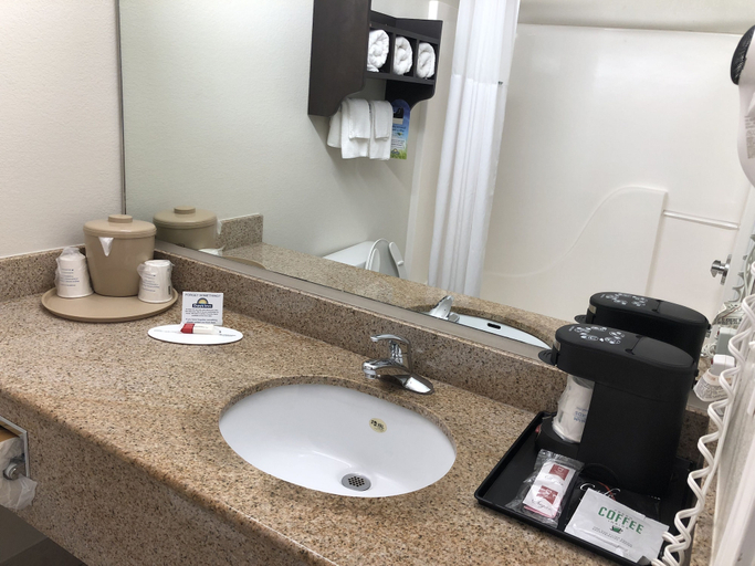 Bathroom 4, Days Inn & Suites by Wyndham Conroe North, Montgomery