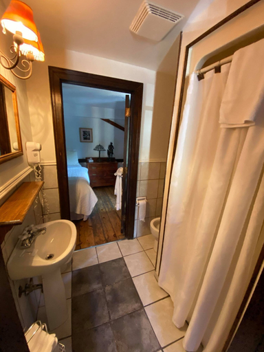 Bathroom 4, The Olde Angel Inn, Niagara