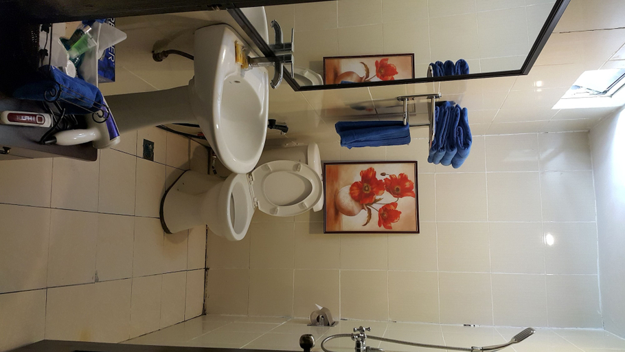 Bathroom 5, Crystal Hill R, Ranau