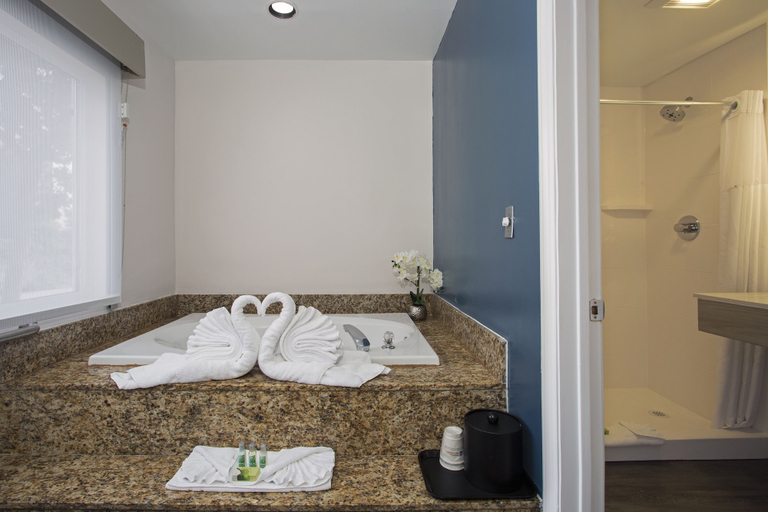 Bedroom 3, SureStay Hotel by Best Western Santa Monica, Los Angeles