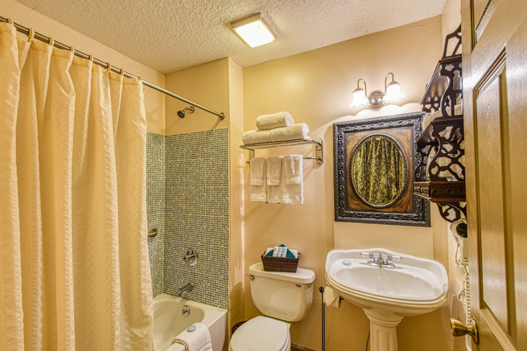 Bathroom 4, St George Inn, Saint Johns