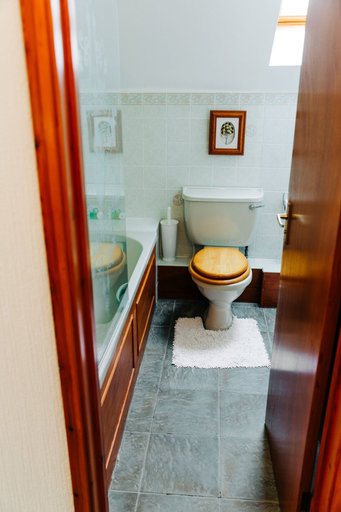 Bathroom 4, The Farmhouse Lochmeyler, Pembrokeshire
