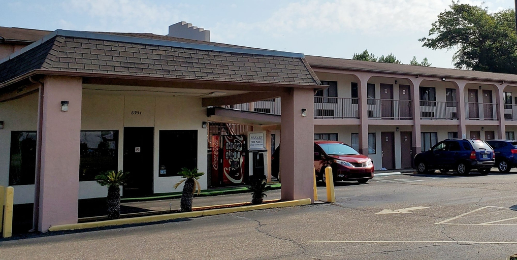 Exterior & Views 2, Executive Inn, Escambia