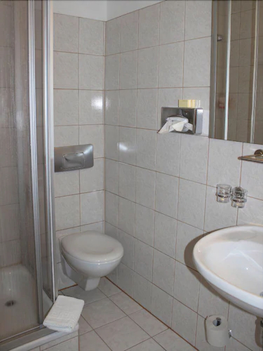 Bathroom 4, Aparthotel 1A, Zwickau
