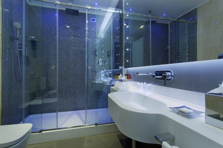 Bathroom 5, Hotel Artemide, Rome