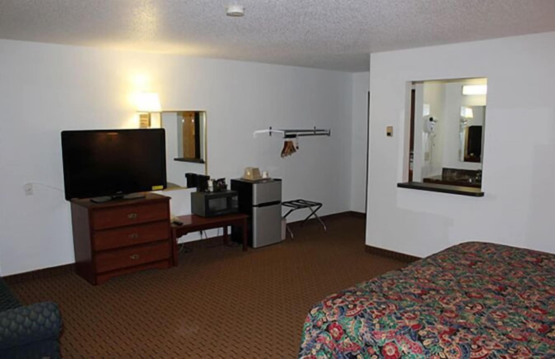 Bedroom 2, Rodeway Inn Saint Joseph, Stearns